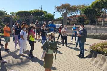 Protesta de los trabajadores del Paco Artiles y encuentro al aire libre con el alcalde en Arnao/TA.